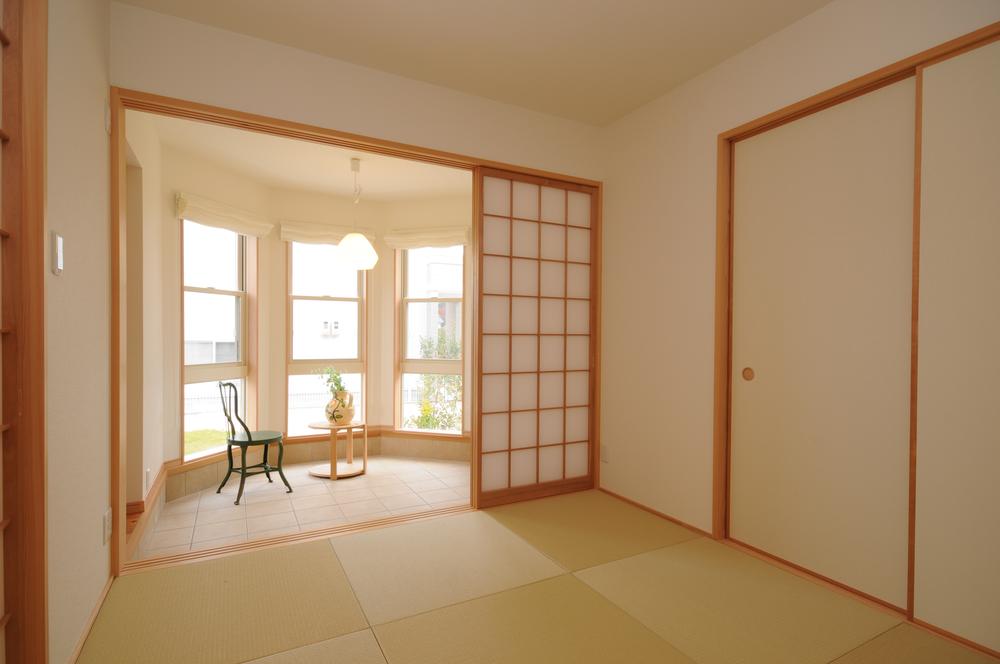 Other introspection. A house with a balcony that can be used in the bay window-style lounge and a multi-purpose.  [6-18-4] 