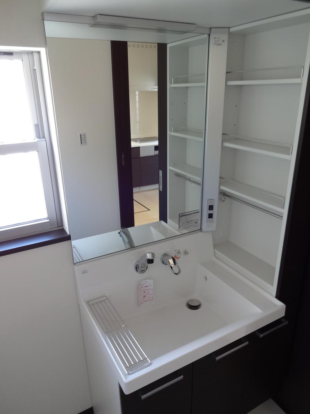 Wash basin, toilet. Indoor (10 May 2013) Shooting