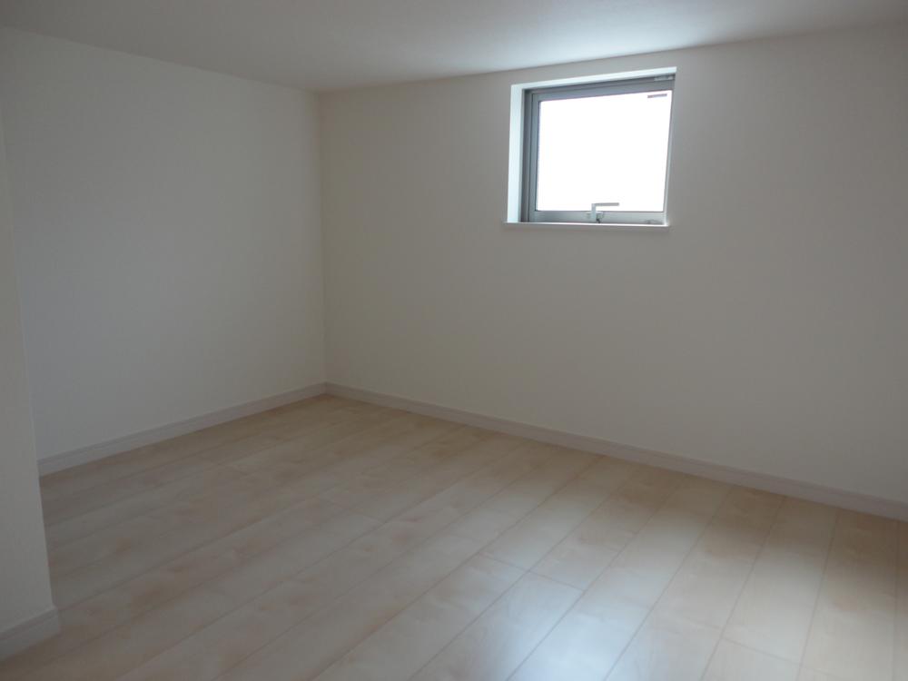 Receipt. 4 Pledge of attic storage. It leads from the second floor of the hallway, Share is also possible large storage in a very easy-to-use family!