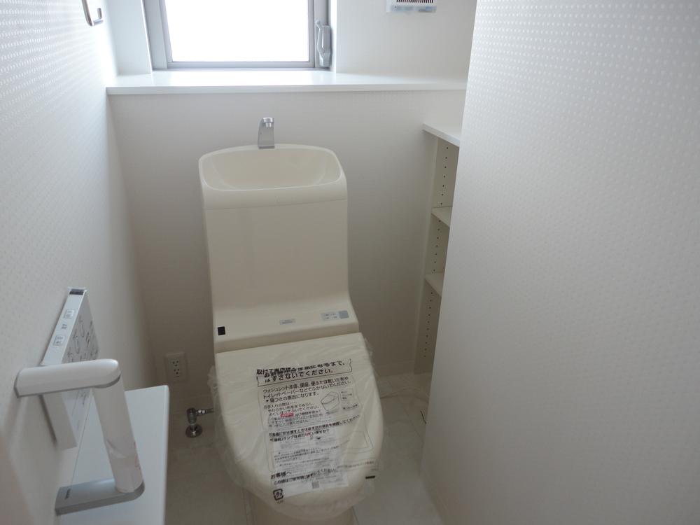 Toilet. With window, Bidet, handrail, Towel ring, Comfortable toilet with a double paper holder. And is a storage rack attractive using the under stairs! ※ 1st floor