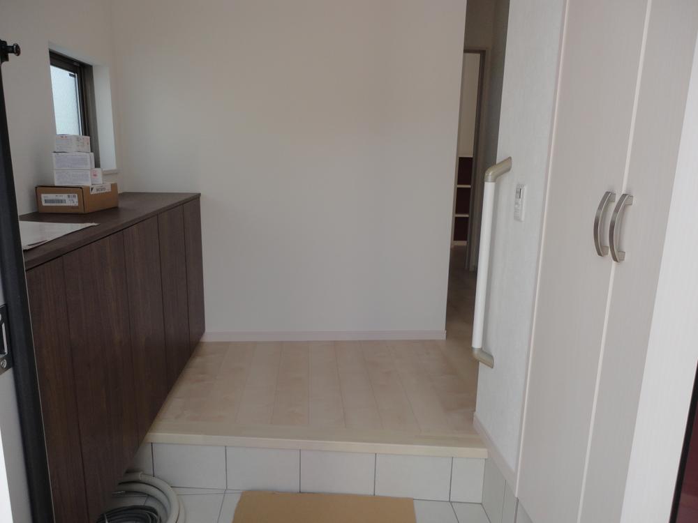 Entrance. Entrance housed in elegant footwear Put Upon entering the front door. The window also ventilator also available, It is safe for visitors!