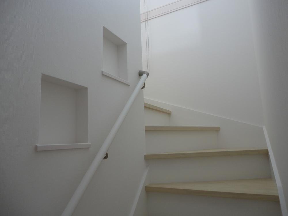 Other introspection. Providing a niche using the wall thickness to the stairs, Such as memories photo is now a fun place to decorate!