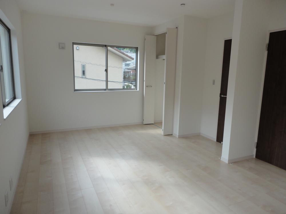 Non-living room. Convenient floor plan, each made to a private room on the second floor of the living room Tsuzukiai in one partition. According to your family structure and growth can support!