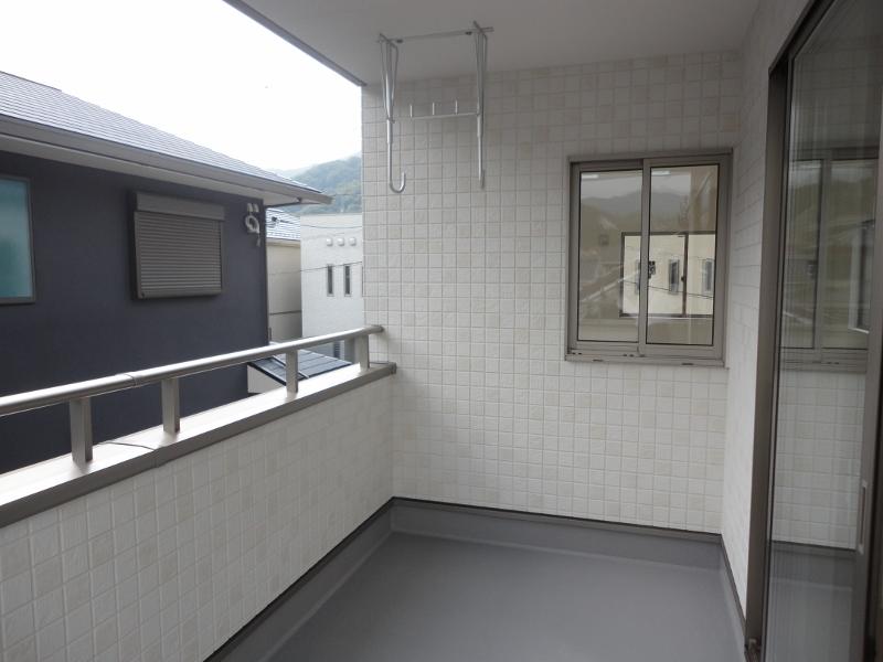 Balcony. Balcony depth also available, Safely in a sudden rain with a roof. Futon also Jose plenty!