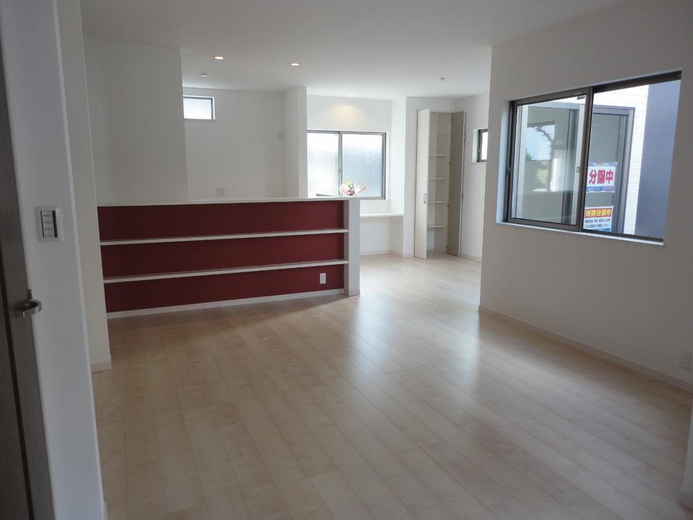 Living. Wide with depth ~ There LDK. By all means, please feel the kitchen island that promises a comfortable housework leads!