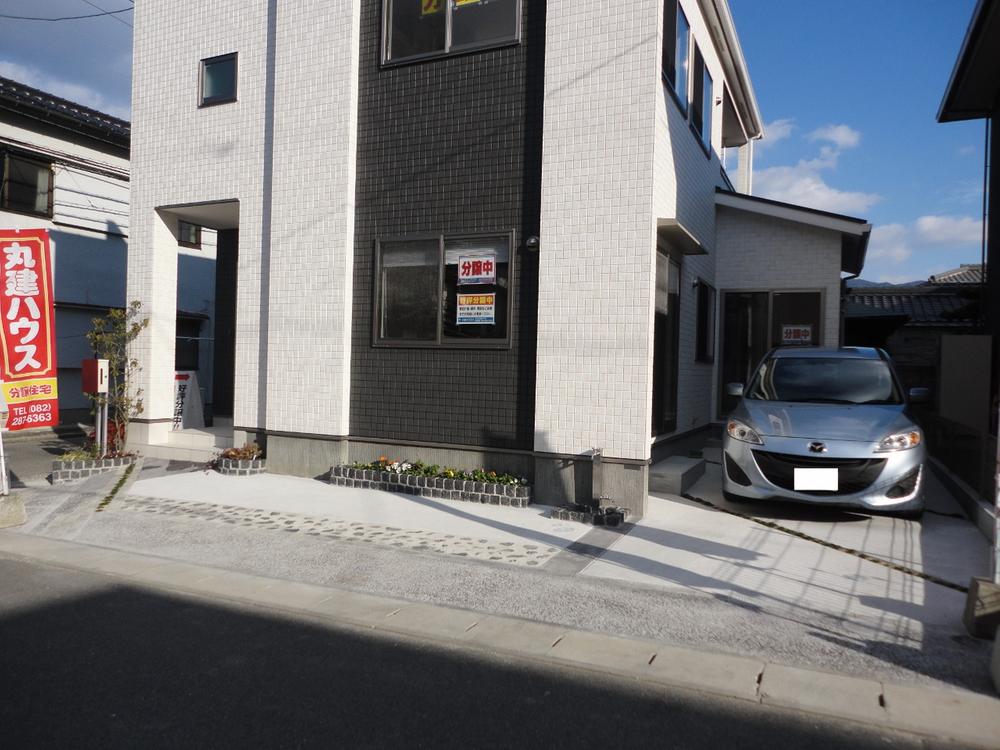 Local photos, including front road. Parking Easy two possible (vertical ・ side). We sequence cute planting.