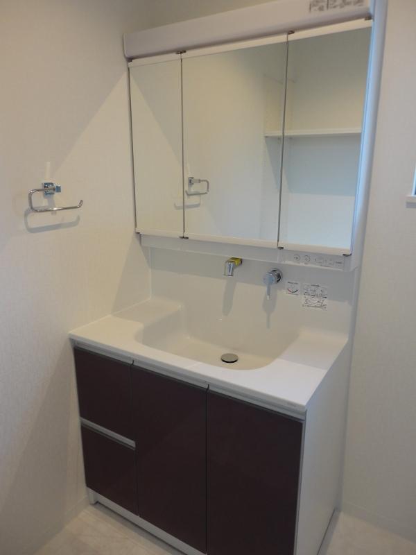 Wash basin, toilet. Plenty of lighting also wash room with a window. Washbasin shower hose, Swing three-sided mirror (double door), And sufficient storage capacity!