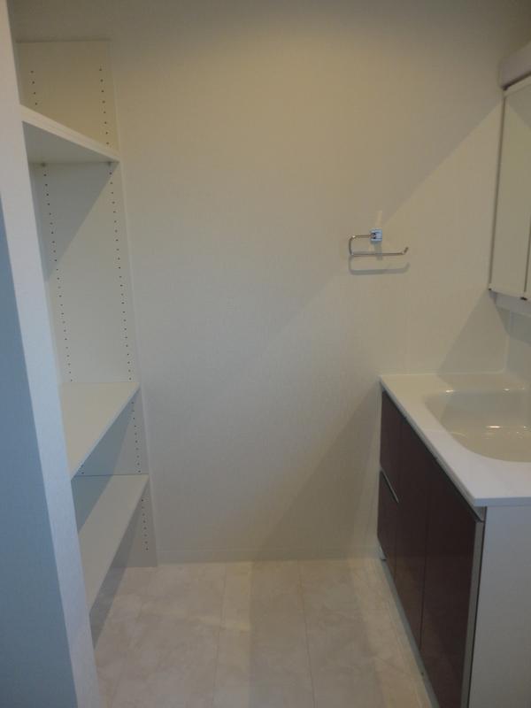 Other introspection. On the back of the wash basin there is a storage rack (shelf not yet installed). Towels and underwear is a nice space that can be stored a lot!