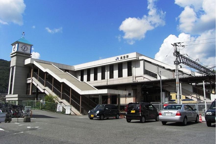 station. 450m until JR Seno Station