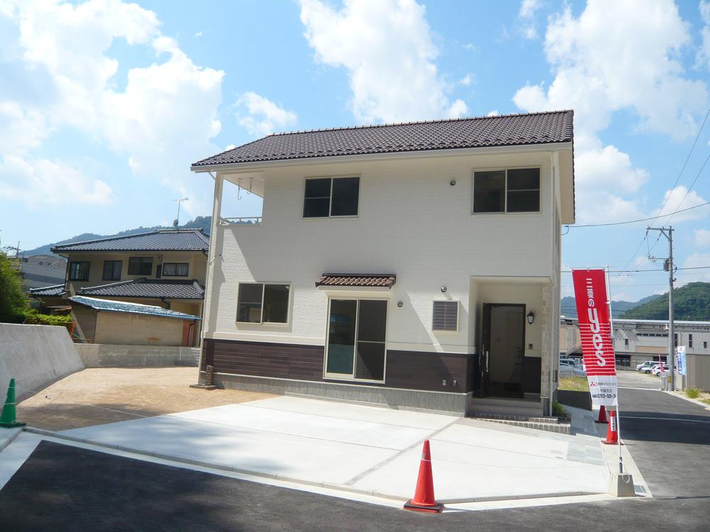 Local photos, including front road. Local (09 May 2013) Shooting