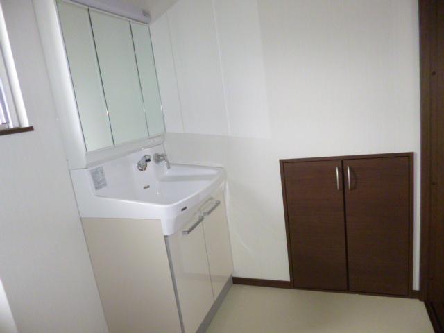 Wash basin, toilet. Indoor (11 May 2013) Shooting