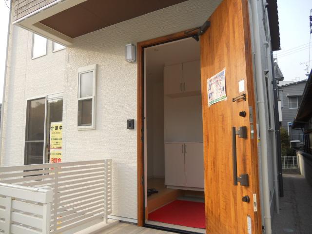 Entrance. It is one step up was a nice entrance. 