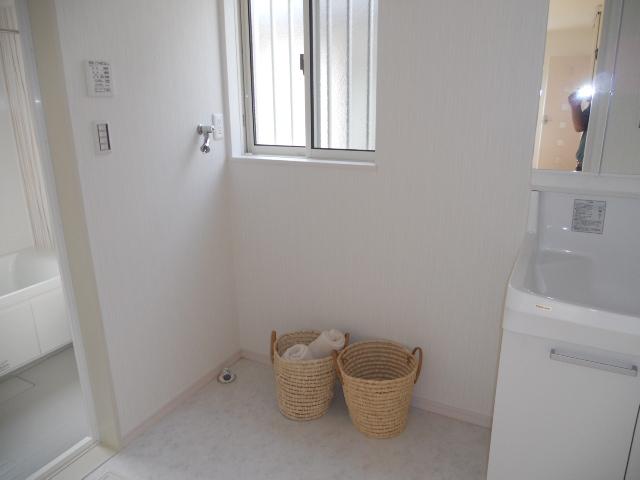 Wash basin, toilet. Indoor (April 2013) Shooting