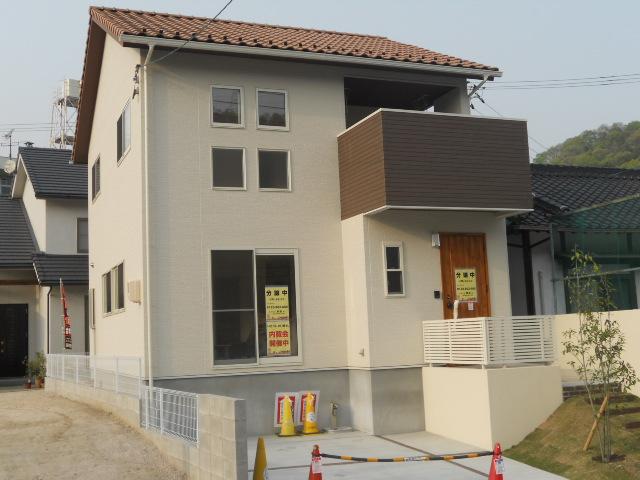 Local appearance photo. Parking is 2 units can be parallel. 