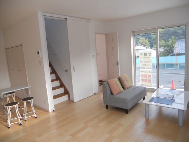 Living. Living is the stairs, Blocking door to prevent cold and heat are also provided as standard. 