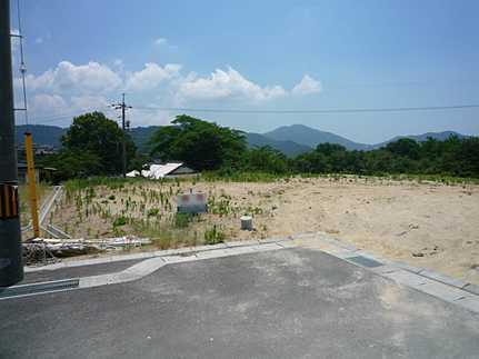 Local photos, including front road. It is a local photo under construction