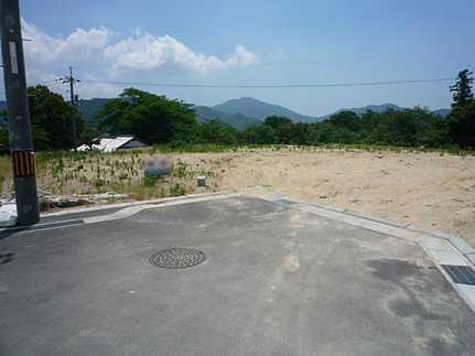 Local photos, including front road. It is a local photo under construction