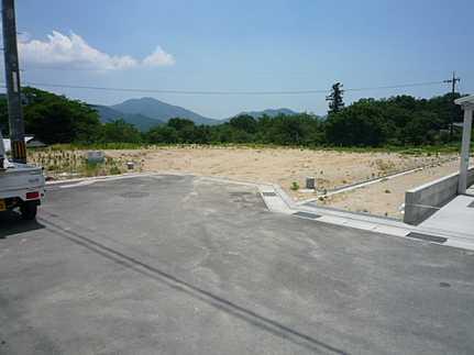 Local photos, including front road. It is a local photo under construction