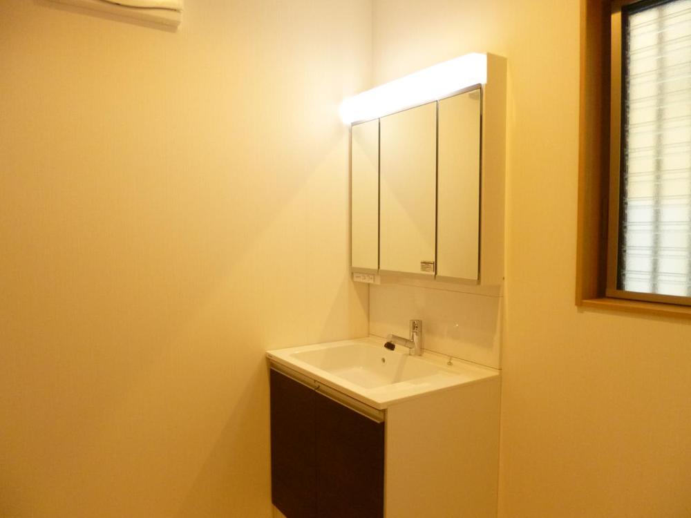 Wash basin, toilet. (March 2013) Shooting