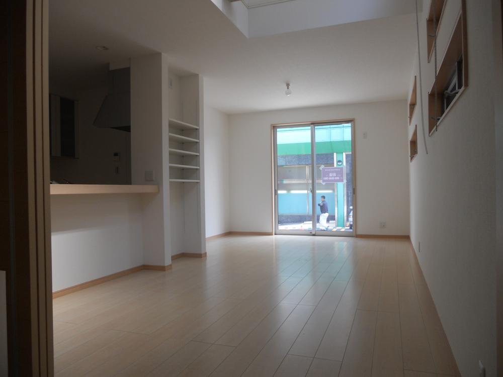 Living. Spacious face-to-face in the living room kitchen