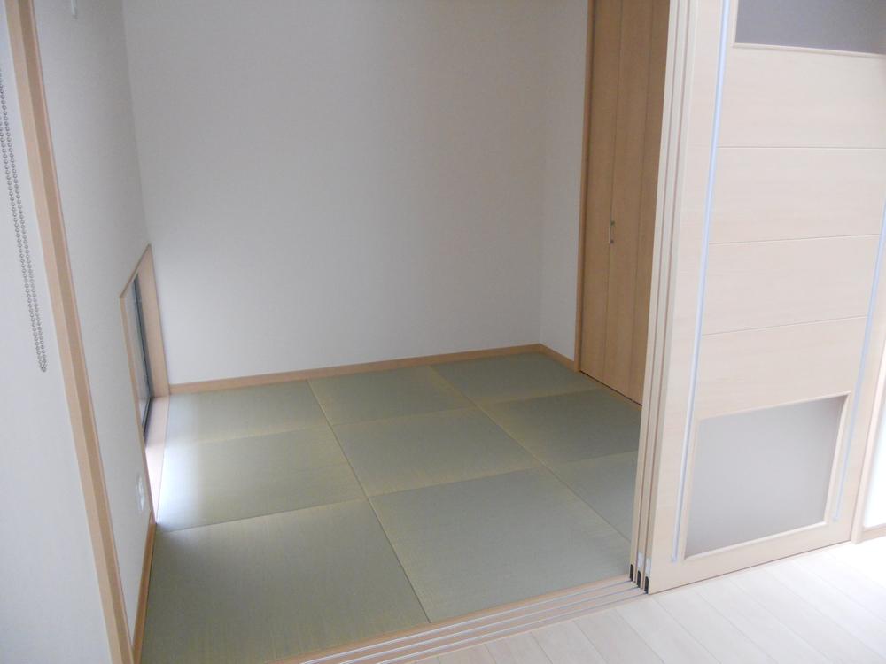Non-living room. Is a Japanese-style room, which has led to the living room.