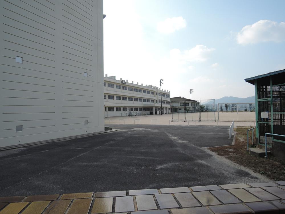 Primary school. 861m to Hiroshima Municipal Kurakake Elementary School