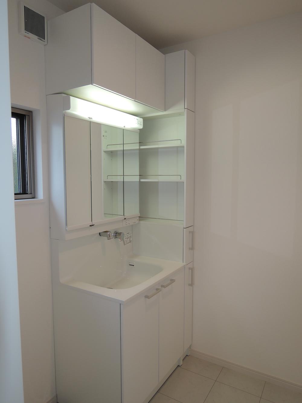 Wash basin, toilet. Indoor (11 May 2013) Shooting