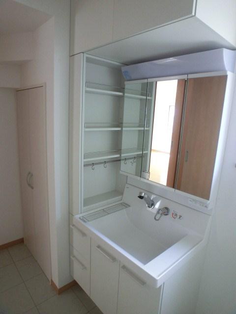 Wash basin, toilet. Room (August 2013) Shooting