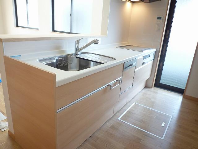 Same specifications photo (kitchen). Leroux is a construction case Deer Series