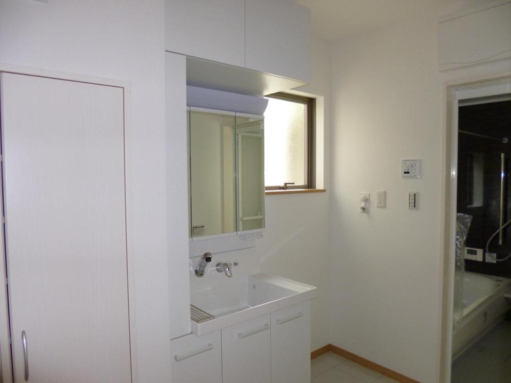 Wash basin, toilet. (February 2013) Shooting