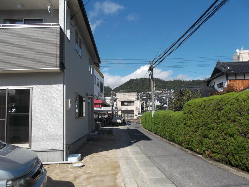 Local photos, including front road. Front street: East 4m