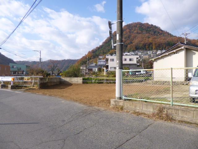 Local photos, including front road. Local (12 May 2013) Shooting