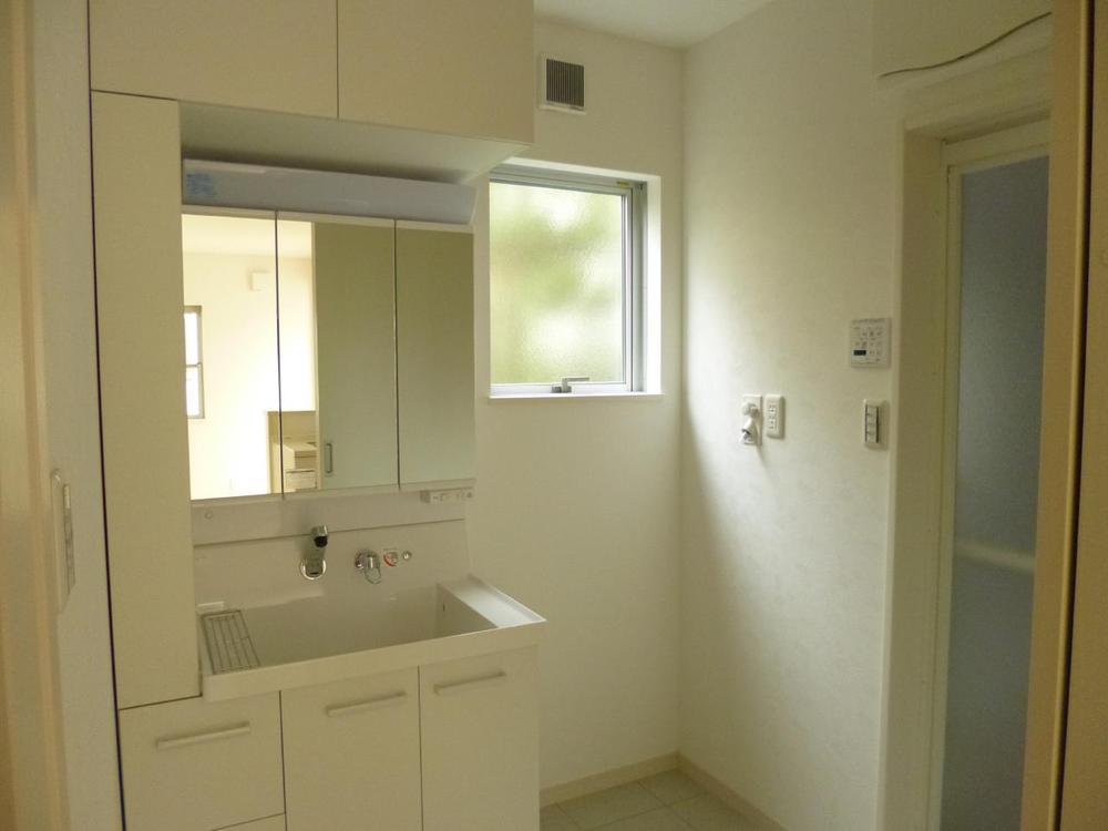 Wash basin, toilet. (January 2013) Shooting