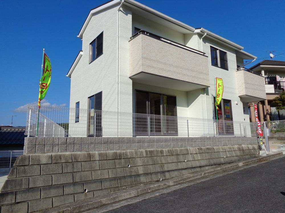 Local appearance photo. It is south-facing road 6.3m allowance. 