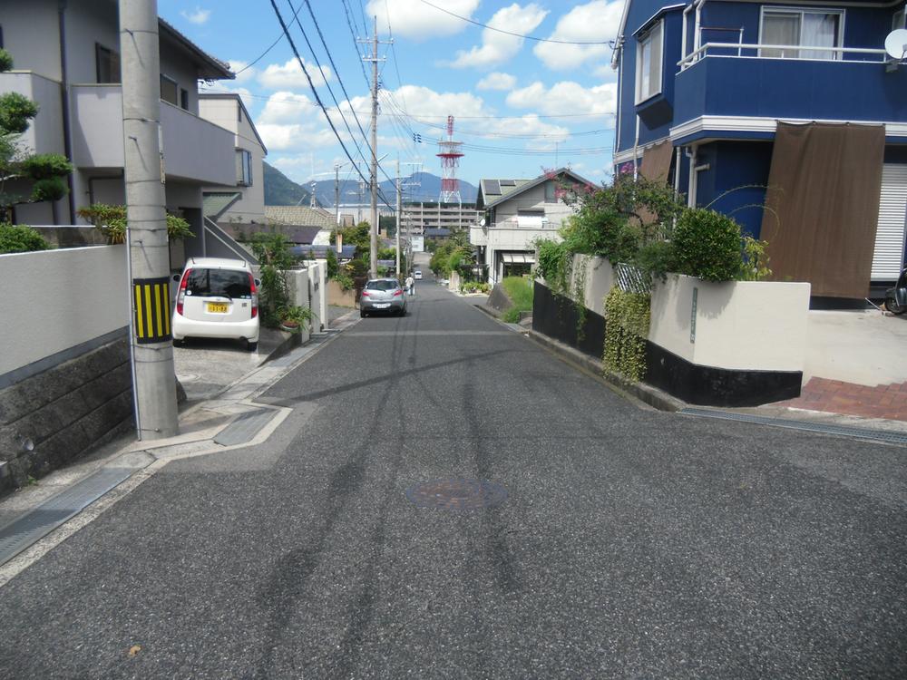 Local photos, including front road. Shooting from the south