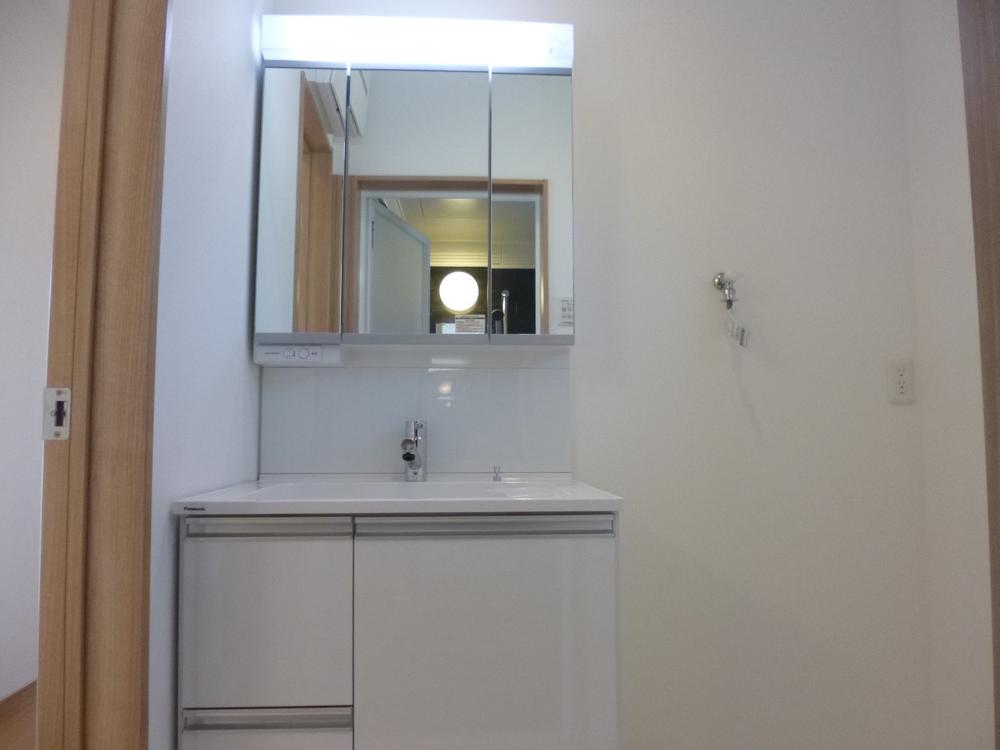 Wash basin, toilet. (March 2013) Shooting