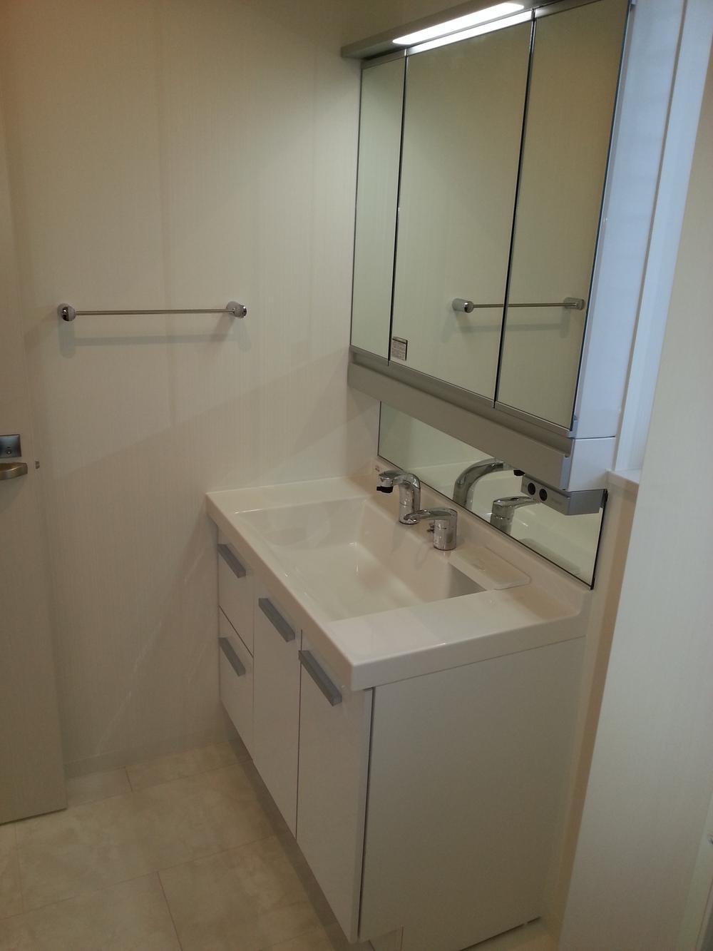 Wash basin, toilet. Local (09 May 2013) Shooting