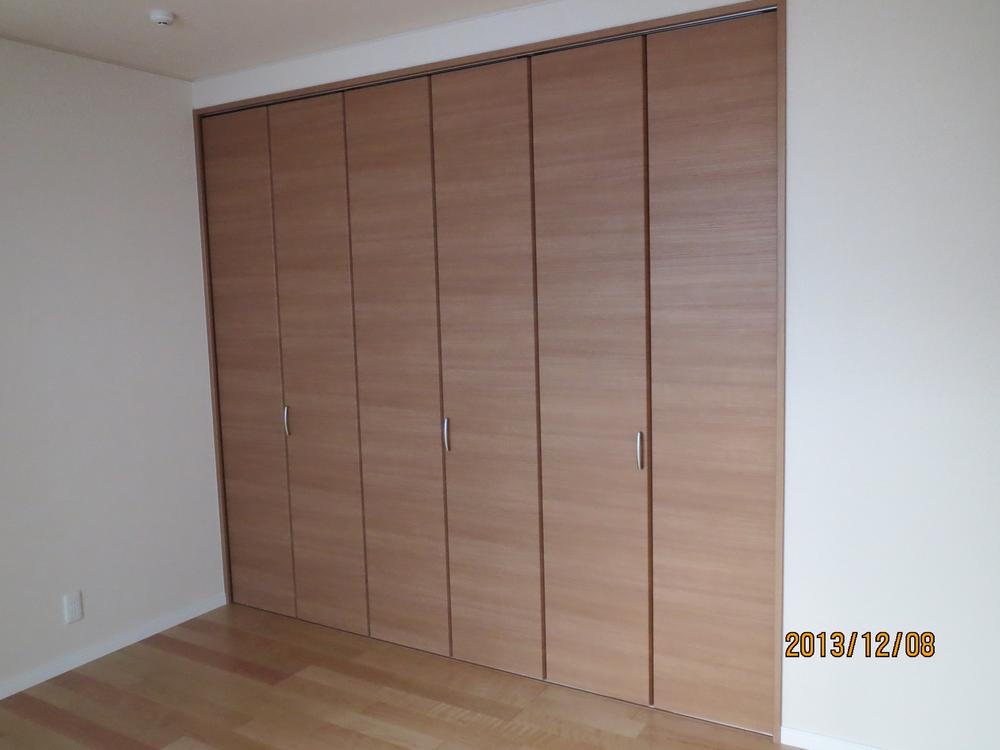 Receipt. The 2 Kainushi bedrooms are equipped with full storage space.