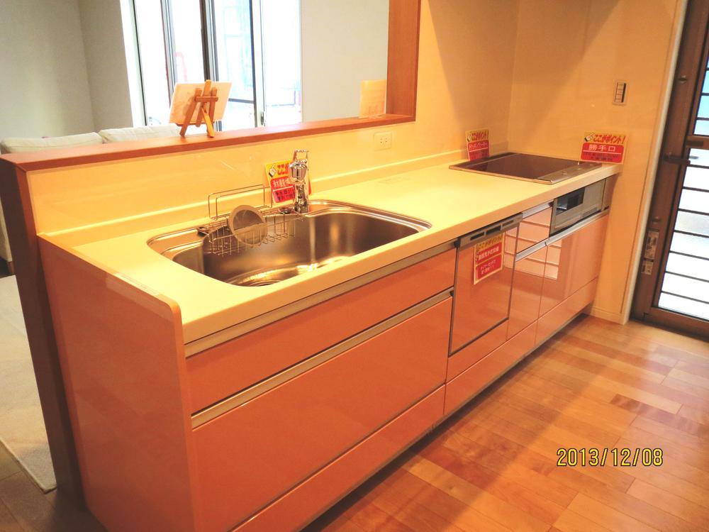 Living room overlooks the stand in the kitchen, Play is to have children is also relieved to reach the eye.