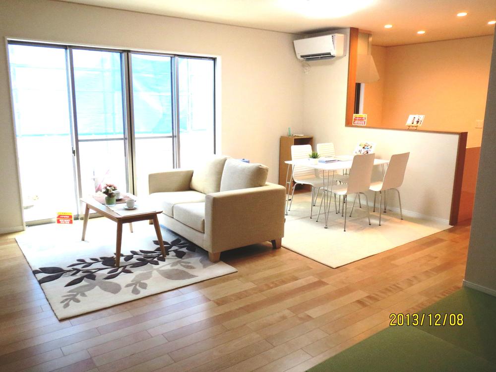 Living. There is also a tatami corner in the spacious 20 quires of LDK.