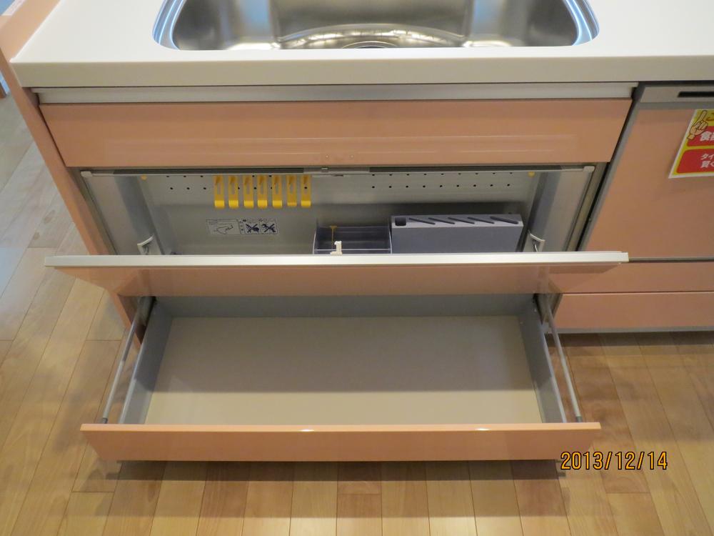 Kitchen. Fully equipped kitchen storage (1)