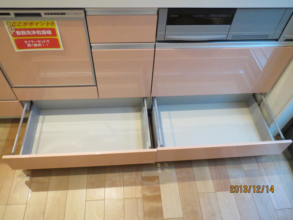 Kitchen. Fully equipped kitchen storage (2)