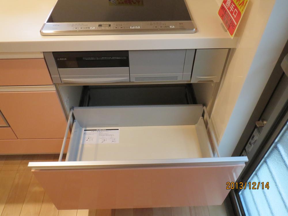 Kitchen. Fully equipped kitchen storage (3)