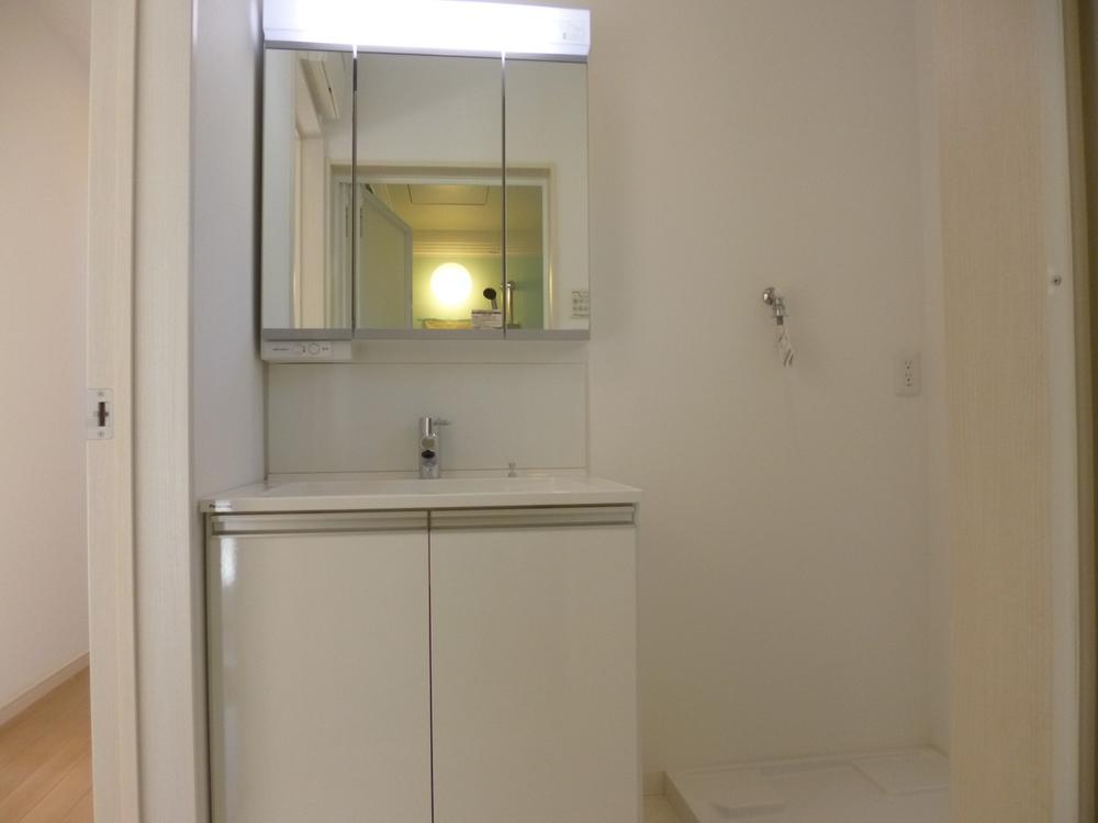 Wash basin, toilet. (March 2013) Shooting