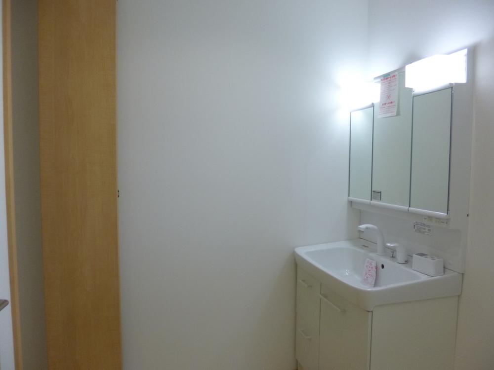 Wash basin, toilet. (August 2013) Shooting