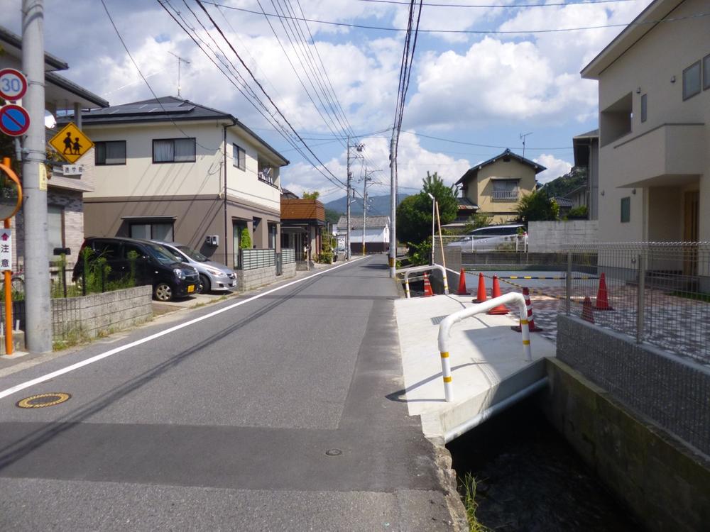 Local photos, including front road. (August 2013) Shooting