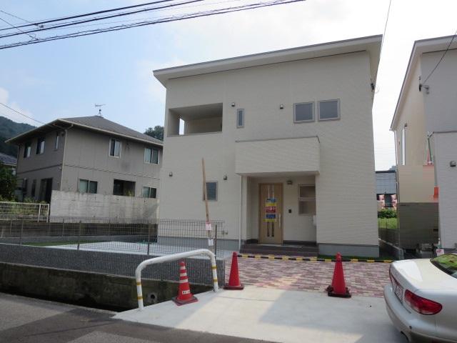 Local photos, including front road. Day also is also a good place ventilation.