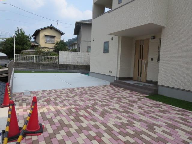 Parking lot. 4 units can be.