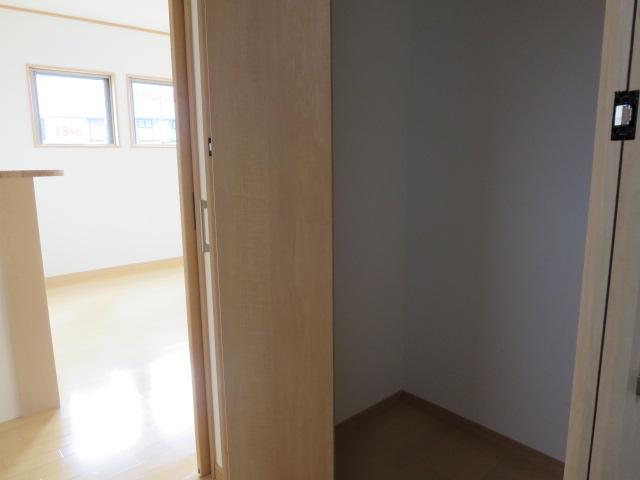 Receipt. Living next to the storage, It can also be used as a pantry.