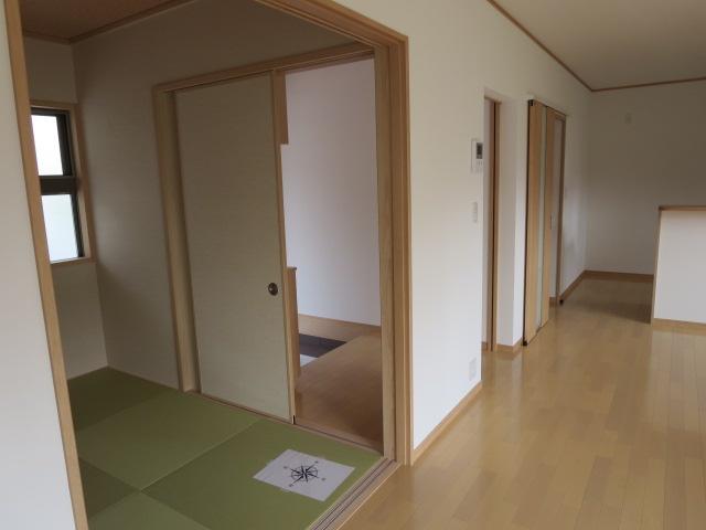 Non-living room. Is a Japanese-style room that has continued in the living room.